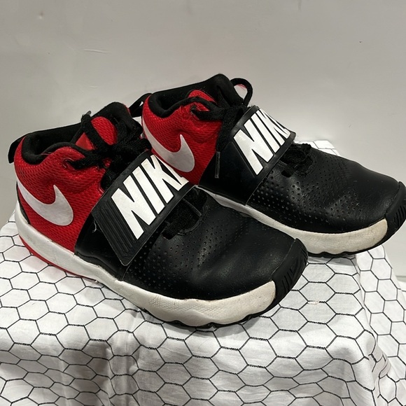 Nike Team Hustle D-8 Black, Red, White, Lace-Up Basketball Shoes SIZE. 4.5Y - Picture 3 of 11